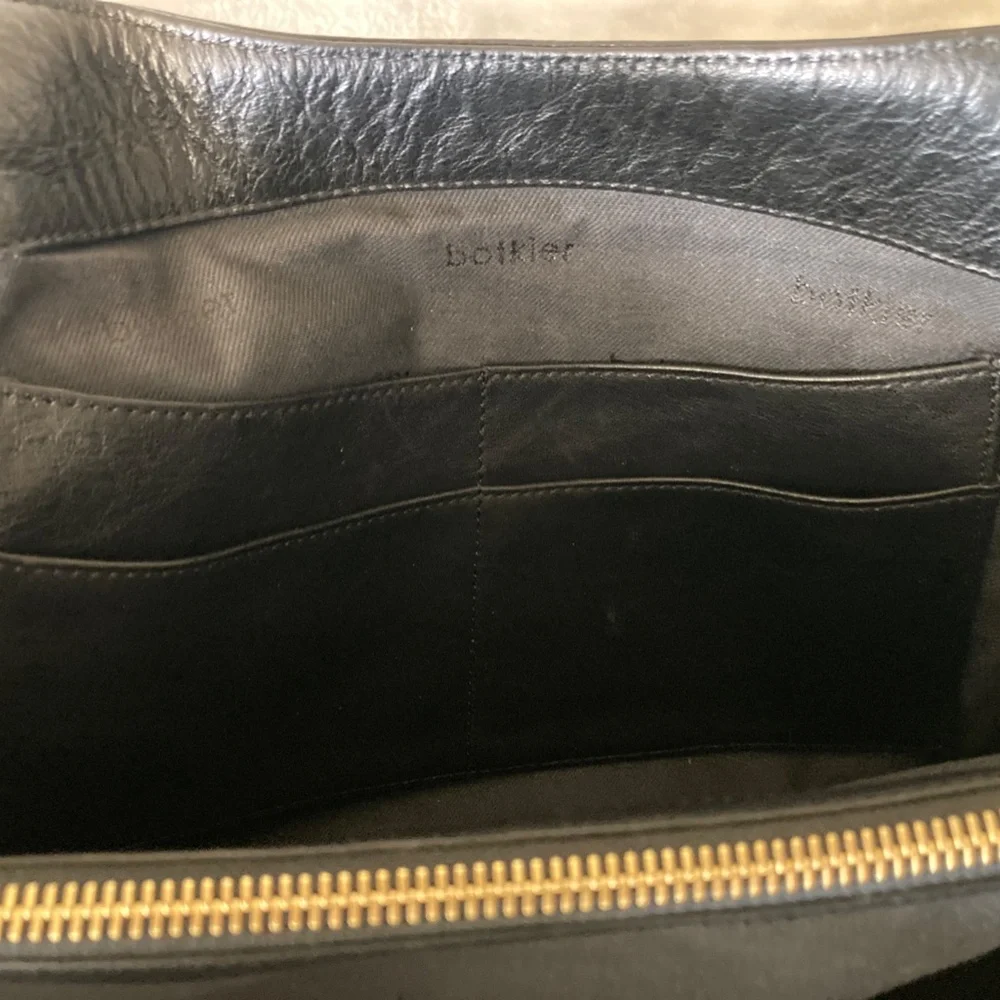 Elegant Black Leather Shoulder Bag with Gold Accents - Picture 7 of 14